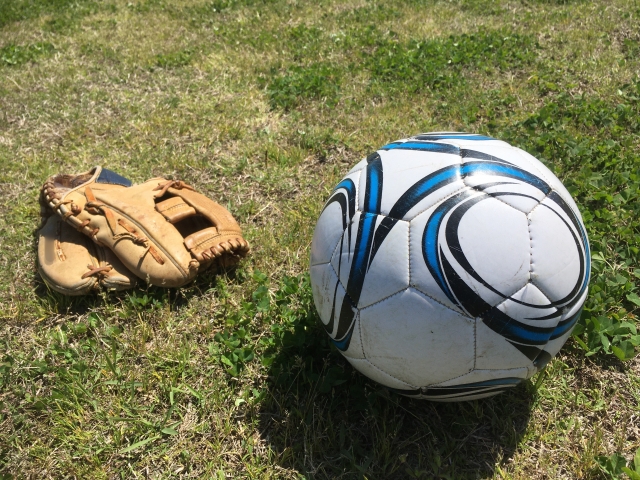 野球のグローブとサッカーボール。