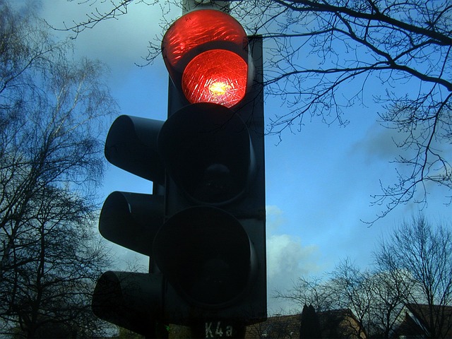 赤信号。